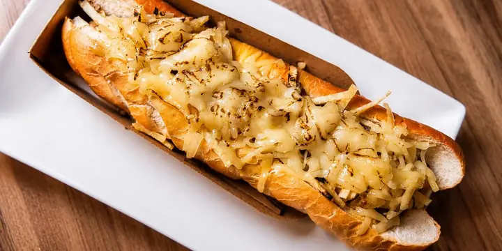 Perrito caliente especial gratinado con queso fundido